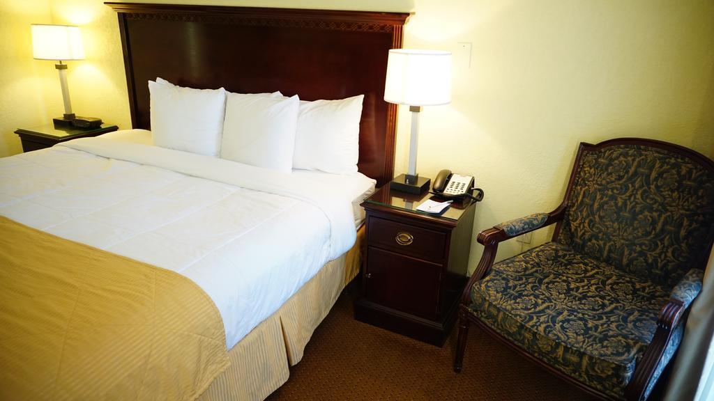 Ramada By Wyndham Wichita Airport Hotel Room photo