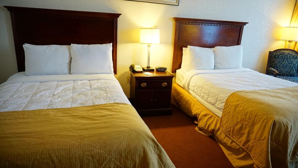 Ramada By Wyndham Wichita Airport Hotel Room photo