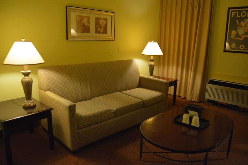Ramada By Wyndham Wichita Airport Hotel Exterior photo